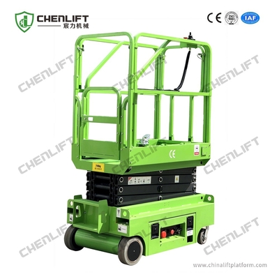 Mini lift a forbice compatto e azionato con altezza di piattaforma di 3,9 m e carico di 240 kg per prestazioni